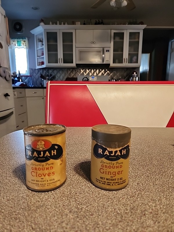 Lot of 2 Spice Tins. Rajah Brand. Ground Cloves & Ground Ginger. Quaker Maid A&P