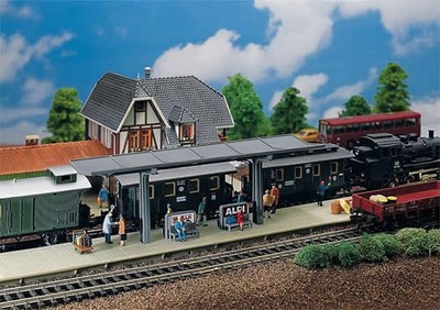 Faller 120192 HO Scale Roofed Platform w/Accessories - Kit