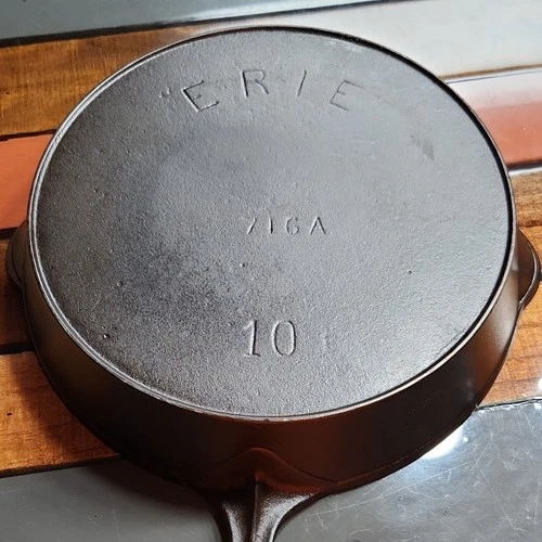 Erie Cast Iron  Frying Pan 716A 10 Black Vintage Round Skillet , Dual spouts