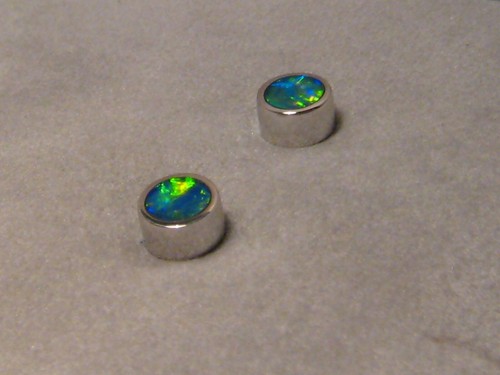 Pendientes de tachuelas de ópalo gema, oro blanco sólido de 18 K, redondos de 6,2 mm - Imagen 7 de 10
