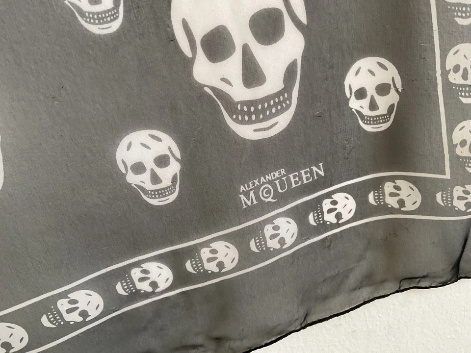 "Bufanda de seda negra Alexander McQueen con calaveras 38""/49"" GC Foto 2 de 4