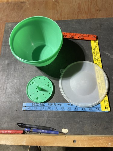 Tupperware Crisp-It Lettuce Keeper #679 Complete w/ Lid & Spike