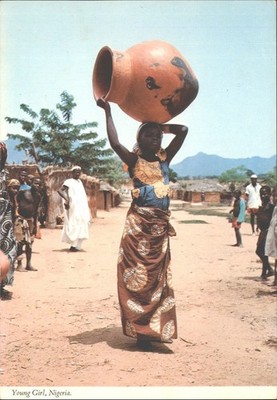 Junges Mädchen Nigeria John Hinde Postkarte afrikanisches Dorf Kultur Vintage unbespielt