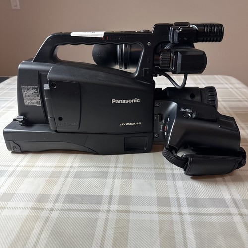 906 Hours Panasonic AG-HMC80P 3MOS AVCCAM HD  Camcorder Ships FREE - Picture 3 of 9