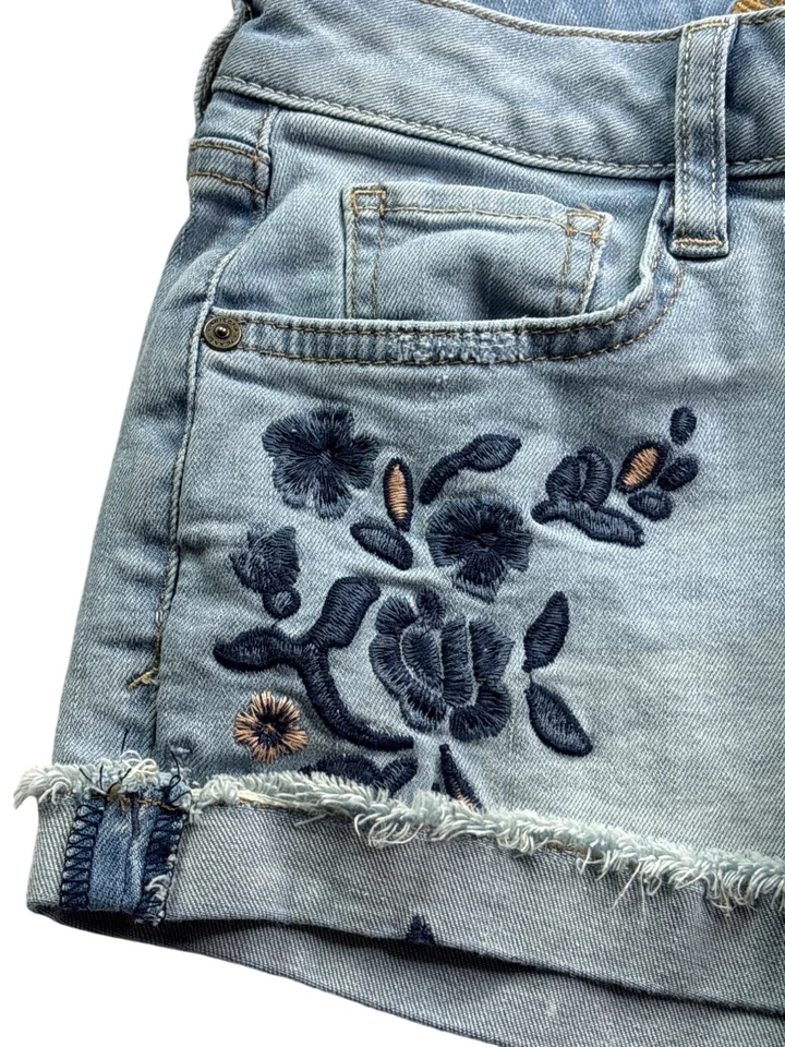 Pantalones cortos de mezclilla bordados florales de Arizona para mujer talla 0 azul lavado claro con puños Foto 2 de 4