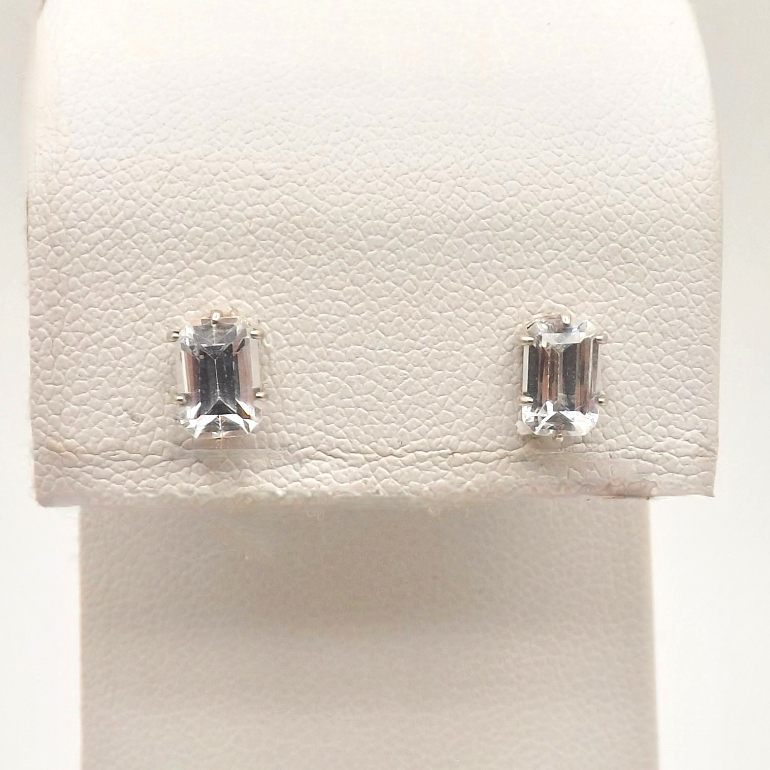 Pendientes de plata esterlina corte esmeralda piedra natal abril segundo agujero pequeños