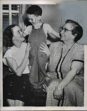 1953 Press Photo Family of Sargeant Ned Kelley Receives News of Release, Korea