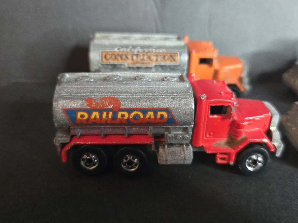 LOTE DE 5 HOT WHEELS. 1979 PETERBUILT 3 PETROLEIROS, 2 MISTURADORES DE CIMENTO (sem misturador) - Imagem 2 de 4