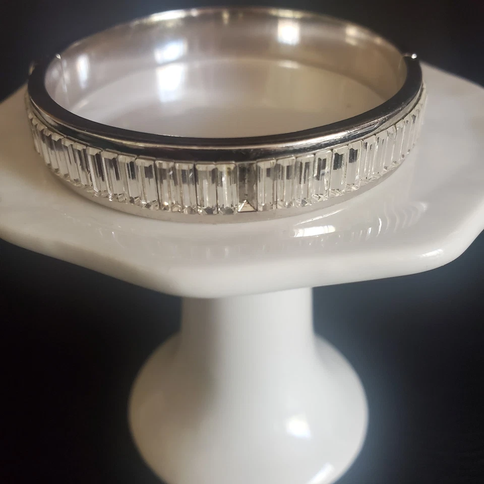 Henry Bendel Brazalete Bisagras Canal Set Cristales Tono Plata Bolsa de Polvo Defectuosa Foto 4 de 4