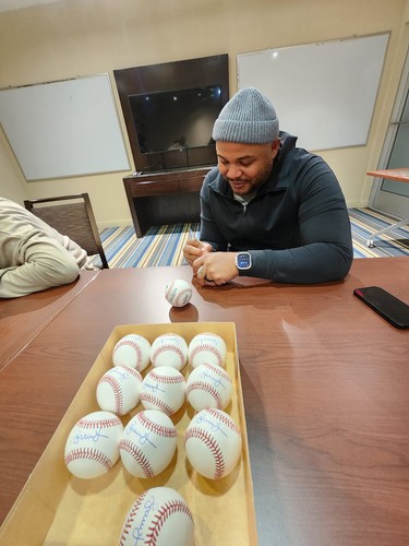 Andruw Jones Autographed The Autograph Card HOF Card Beckett Witnessed - Picture 7 of 7