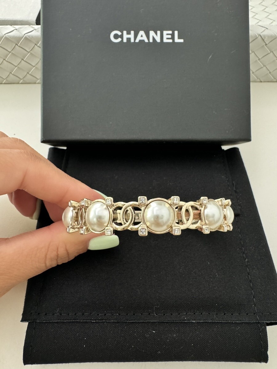CHANELバングル CHANEL B21 GOLD METAL CUFF CC LOGO LARGE PEARLS CRYSTALS BANGLE