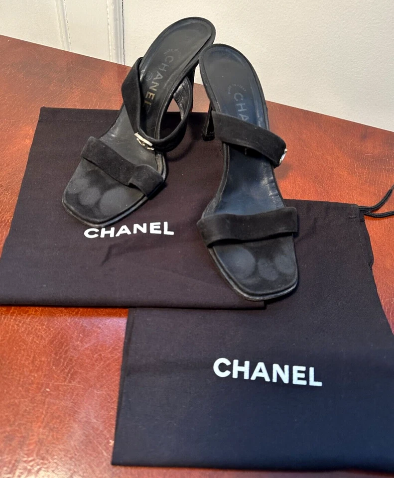 Sandalias de tacón Chanel talla 37,5/US 7 negras gamuza monograma CC-sin cordones punta abierta Foto 2 de 4