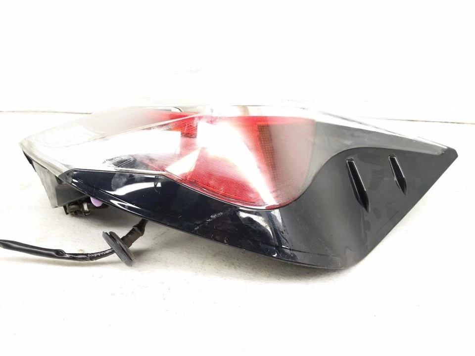 Toyota Prius C 2018-2019 pasajero trasero cuarto panel lámpara trasera un área agrietada Foto 2 de 4