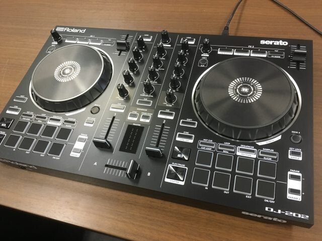 Roland DJ-202 4-deck Serato DJ Controller with Drum Machine Roland DJ-202 4-deck Serato DJ Controller with Drum Machine