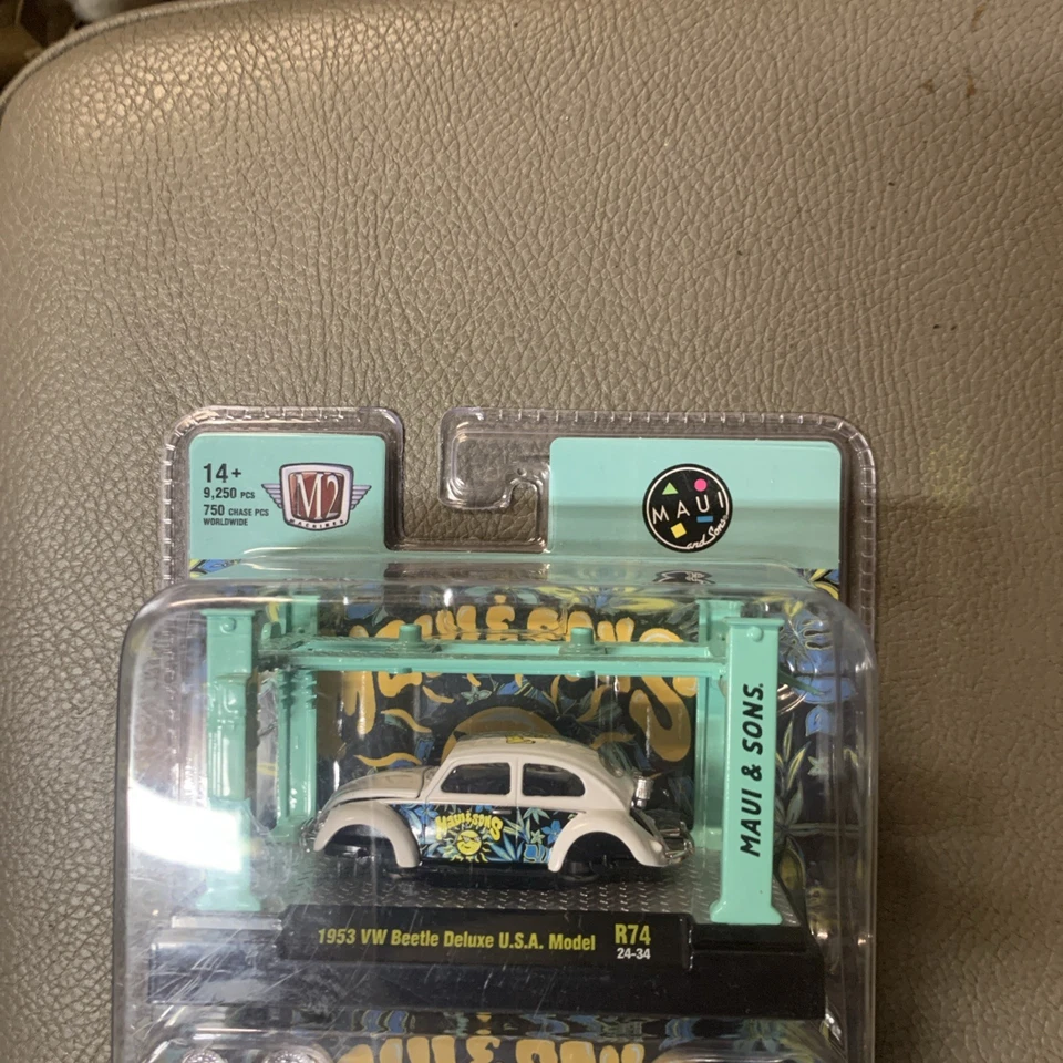 M2 Machines Maui & Sons 1953 VW Beetle Deluxe USA R74 24-34 1:64 LE Model Kit - Image 2 of 4