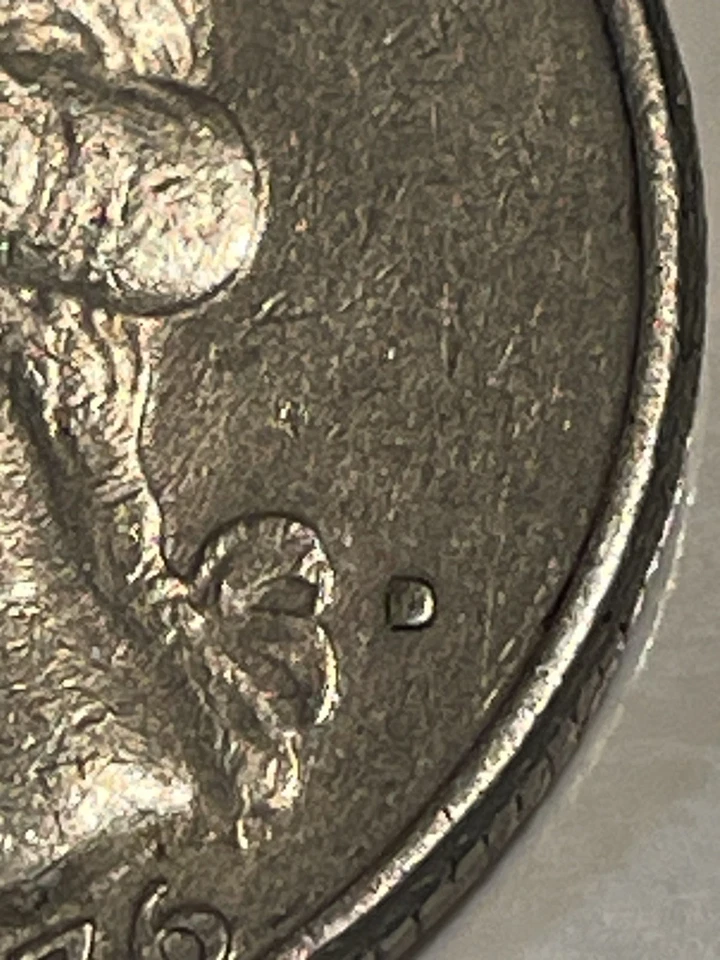 Marca de ceca del cuarto D del bicentenario 1776-1976 circulada con error relleno Foto 2 de 3