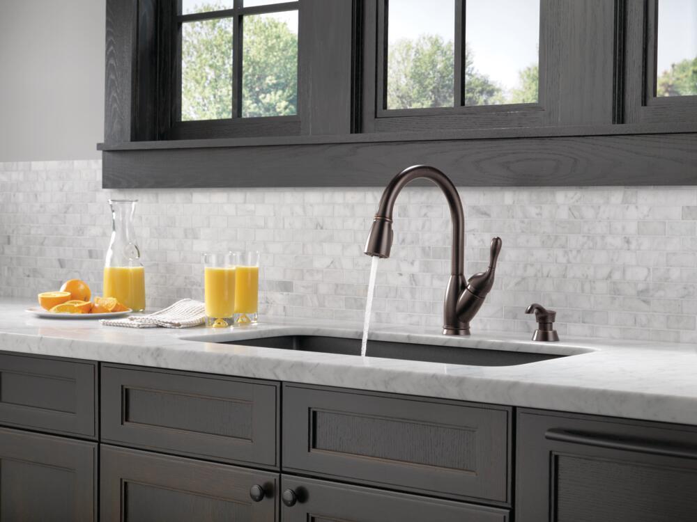 Delta Izak Single Pull-Down Kitchen Faucet Venetian Bronze-Certified Refurbished