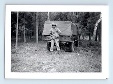 Old Vintage Photo SOLO ARMY MAN SOLDIER MILITARY TRUCK UNIFORM FOUND SNAPSHOT