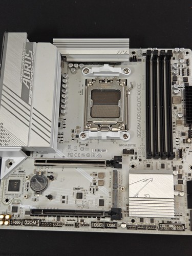 Gigabyte B650M AORUS ELITE AX ICE Motherboard For AMD Ryzen AM5 CPU's - Afbeelding 7 van 8