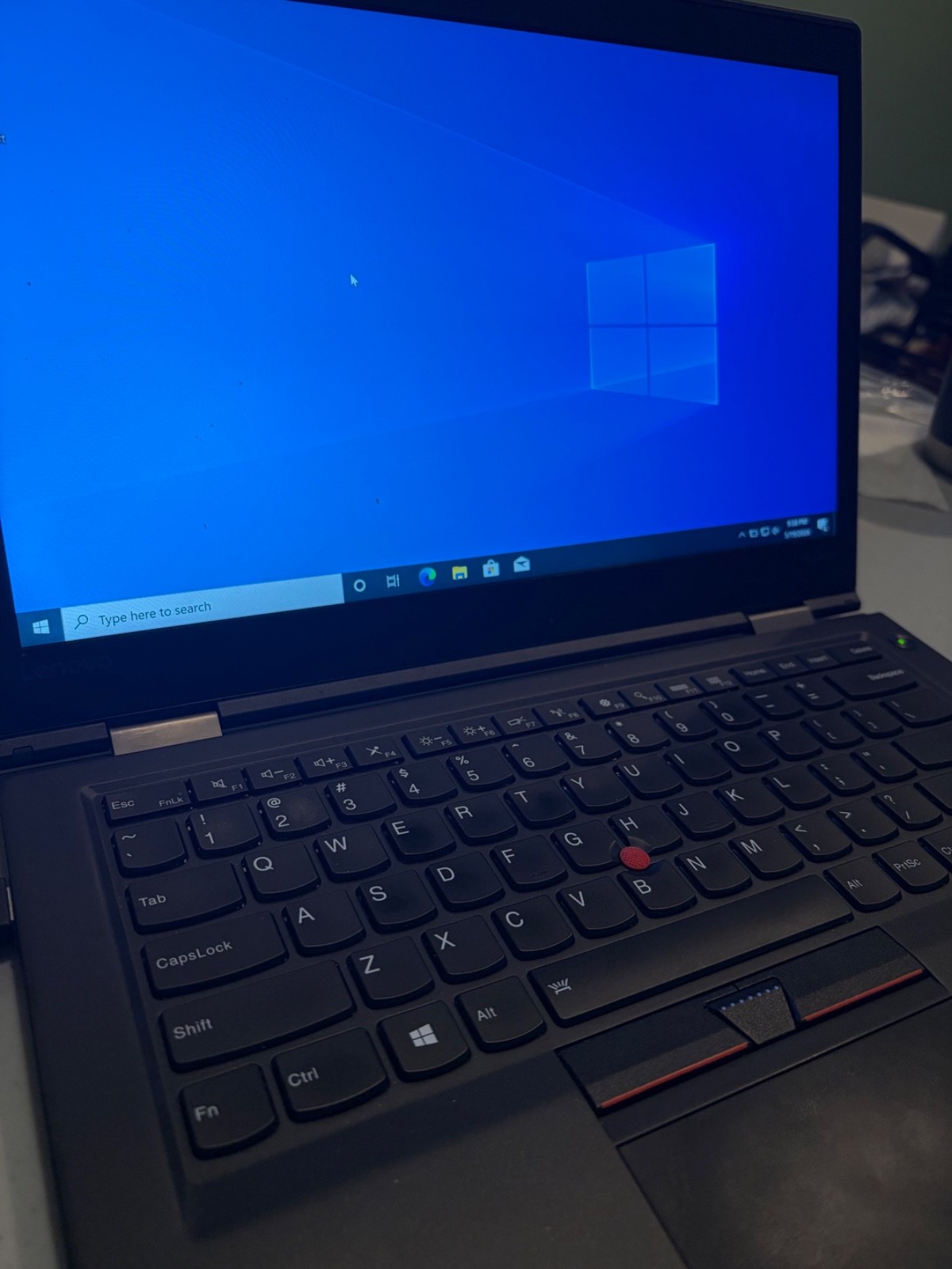 Lenovo ThinkPad X1 Carbon, 14-Inch Laptop, with Intel Core i5-6200U, 256 GB HDD (Hard Disk Drive), Windows 10 Pro