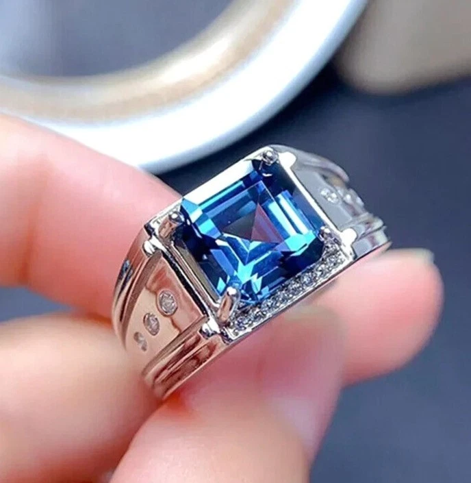 Anillo de lujo para hombre con topacio azul Londres simulado corte Asscher chapado en oro blanco de 14 k Foto 3 de 4