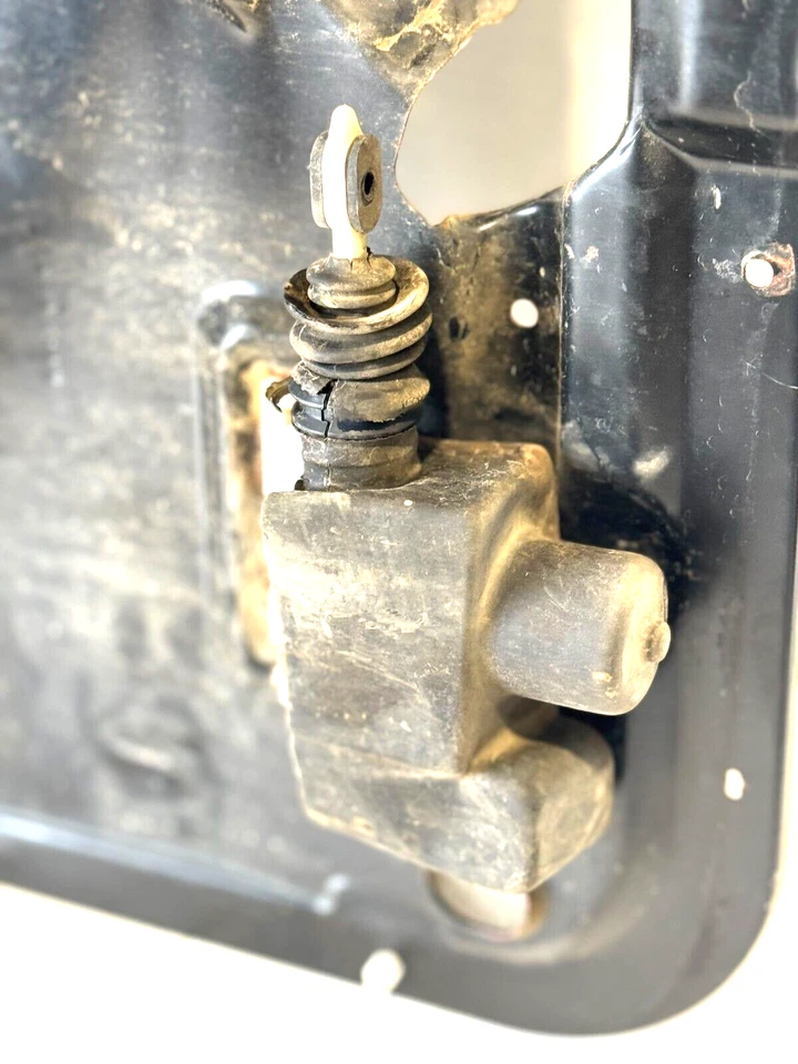 1995 GMC K2500 DRIVER DOOR POWER WINDOW FRAME ASSEMBLY OEM - Изображение 3 из 4