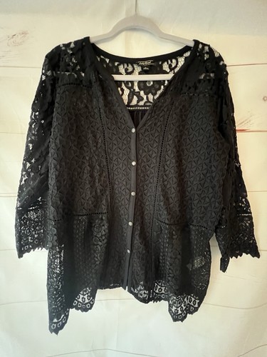 Schwarze Bluse mit Spitze und Knopfleiste der Marke Lucky Größe Large