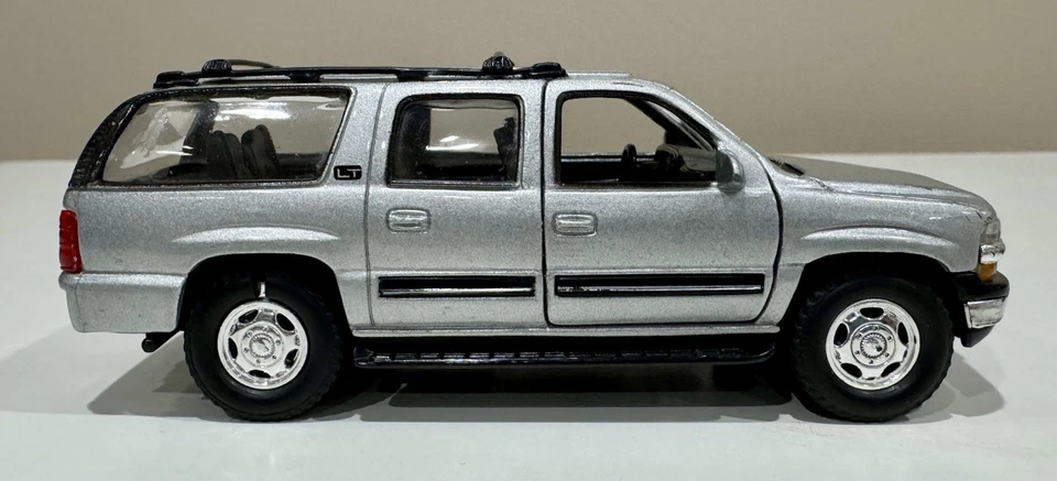 Par de diecasts Welly Chevrolet Suburban plateado y Cadillac Escalade rojo *problemas Foto 4 de 4