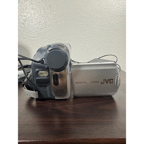 JVC GR-D33U MiniDV Camcorder 16x Optical Zoom with Case, Cables & Charger - Picture 7 of 9