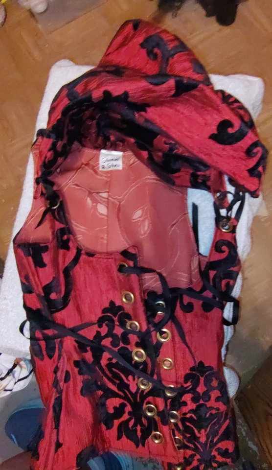 Damisela en este Vestido Corsé con Capucha Rojo Tapiz Brocado Mediano Foto 3 de 4
