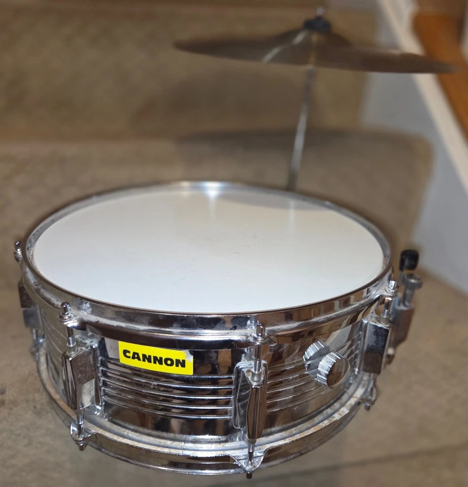 Caja de percusión de cañón con soporte, asiento y 2 platillos y palos Foto 4 de 4