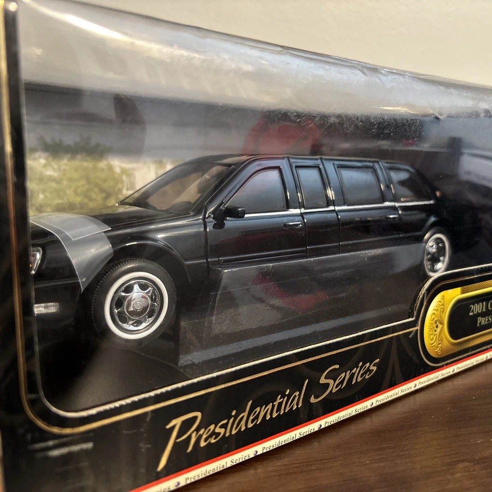 ROAD SIGNATURE 2001 CADILLAC DEVILLE PRESIDENTIAL LIMO 1:24 SCALE YATMING BLACK - Image 3 of 4