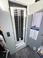 Eaton EZB2042R 100A 208/120V 3PH 4W PRL1A Panelboard W/Breakers full  *EXC COND*