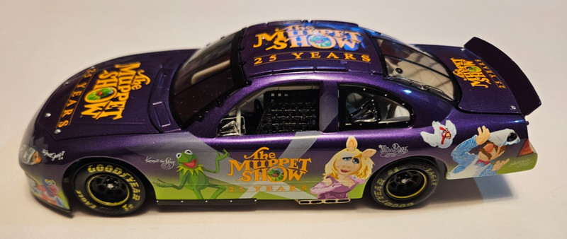 NASCAR 1/24 Action  MUPPETS SHOW 25TH  Anniversary  2002 Dodge Intrepid Diecast