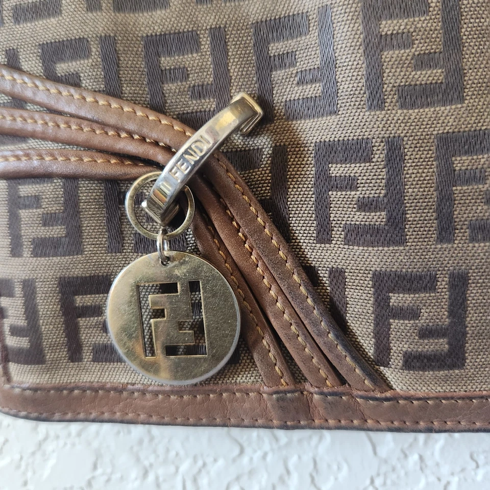 Cartera o bandolera Fendi de lona de cuero marrón dorado herrajes Foto 3 de 4