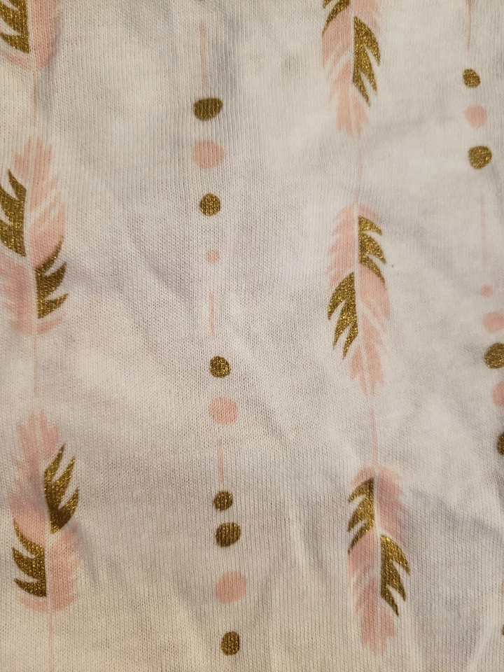 Sábana bajera mini jersey American Baby Co. nueva en paquete plumas rosa/doradas Foto 2 de 3