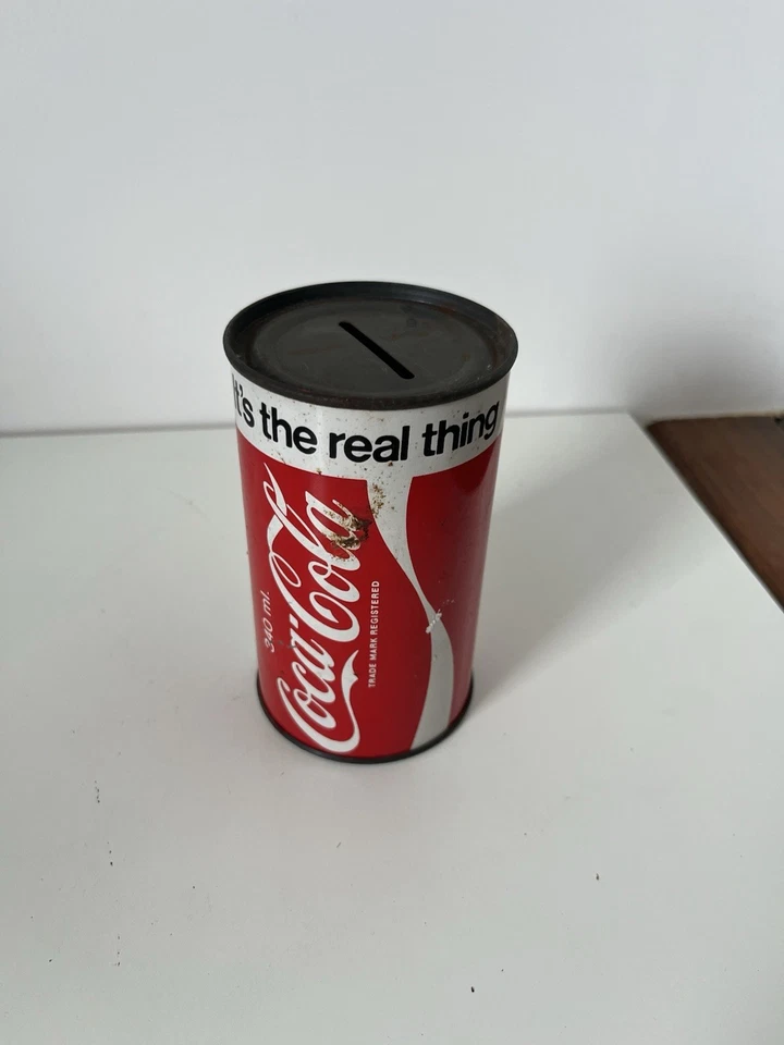 Tirelire Vintage Coca-Cola en Tôle 1970 – It's The Real Thing 11,5 cm - Photo 3/4