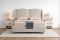 Skandinavisches Bett-Set Mit Zwei Nachttischen Und Gepolstertem Bett