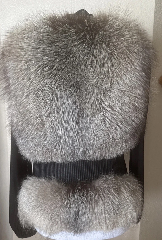 Chaleco de piel de zorro plateado genuino. Ligero. Cuero negro. S/M (busto de 18 1/2"") Foto 2 de 4