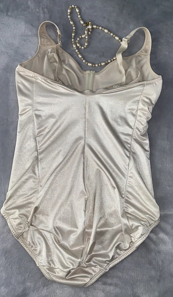 Sujetador de faja modeladora corporal satinado elástico brillante de colección todo en uno UW 42DD Foto 4 de 4