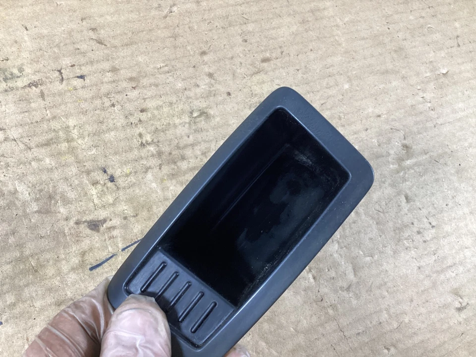 BMW M3 2008-2010 consola central trasera cenicero inserción 6960689 OEM. Foto 3 de 4