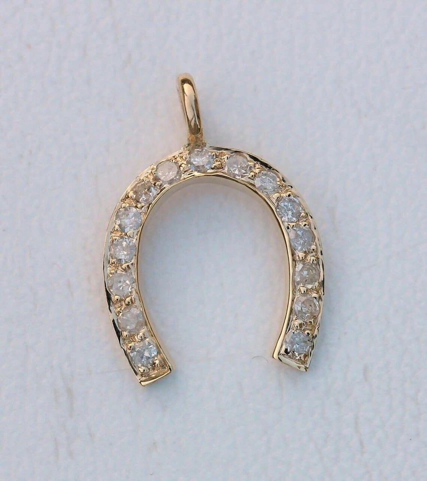 Colgante con dije de herradura colgante de diamantes pavé colgante de oro de 14 k libre de aranceles Foto 3 de 4