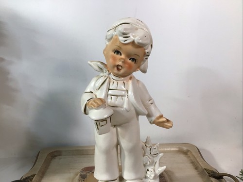 Inarco vintage? Statuina ragazzo giovane con lanterna ~ bordo oro bianco ~ 8,5" ~ stile Hummel - Foto 2 di 12