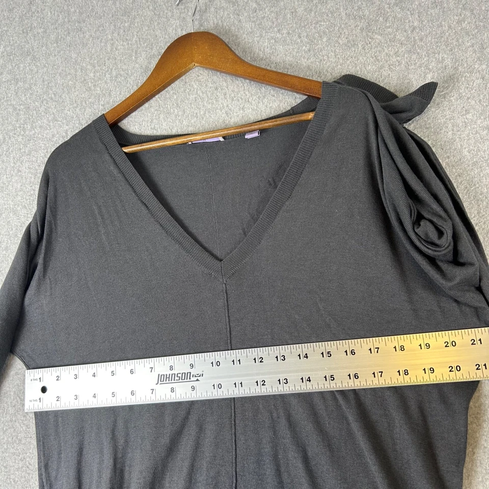 Suéter Cullen Para Mujer Mediano Gris Oscuro Mezcla Seda Manga 3/4 Cuello en V Calce Relajado Foto 4 de 4