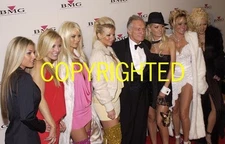 HUGH HEFNER W/ PLAYBOY GIRLS HOT CANDID PHOTO HF-4751