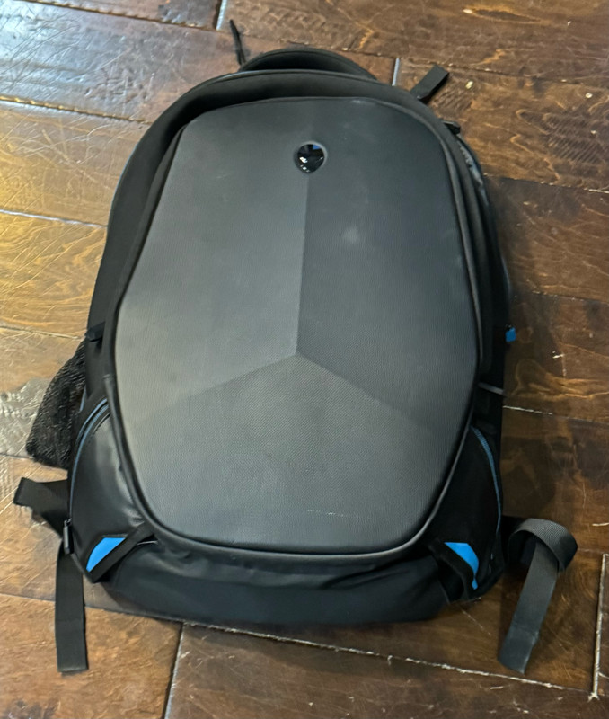 Alienware 18-Inch Vindicator Backpack (AWVBP18) Black/Blue - Excellent