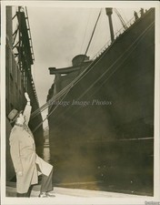 1940 Photo Newbold Morris City Council Head Welcomes Queen Elizabeth Boats 7X9