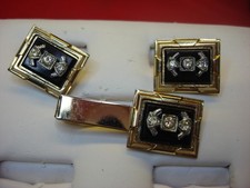 VINTAGE GOLD TONE CUFF LINKS PLUS TIE CLIP WITH ONYX INLAYS AND SIM. DIA. 80