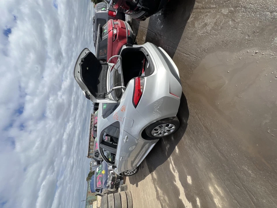 Toyota Corolla 2022 puerta trasera izquierda plateada - buen estado, 120 k millas Foto 4 de 4