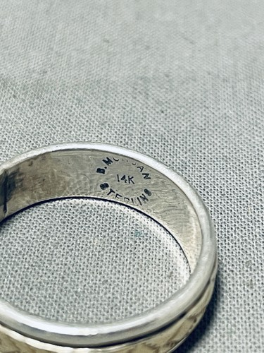 MAGNIFICENT VINTAGE NAVAJO STERLING SILVER AND 14K GOLD RING SIGNED BRUCE MORGAN - Picture 8 of 9